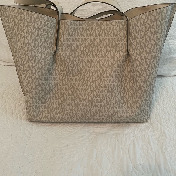Michael Kors Tote with matching Wallet - Picture 4 of 9